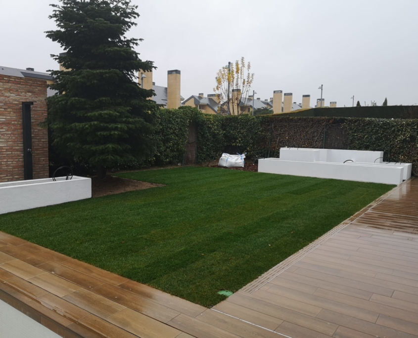Jardín con césped y tarima diseñado por Adrys New Design