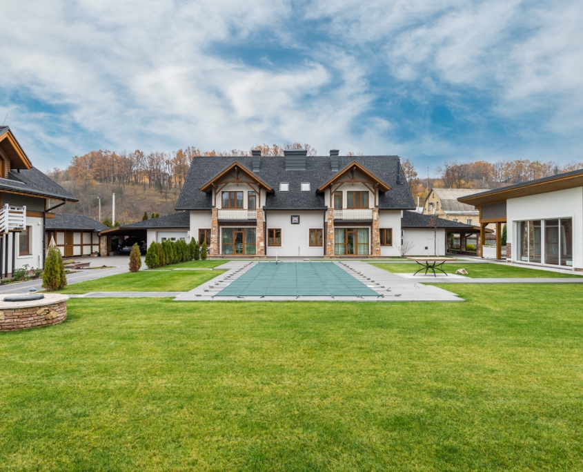 Vivienda unifamiliar con piscina a medida y jardín