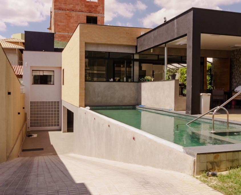 pexels-dayvison-de-oliveira-silva-5696153 Piscina moderna construida junto a una vivienda unifamiliar