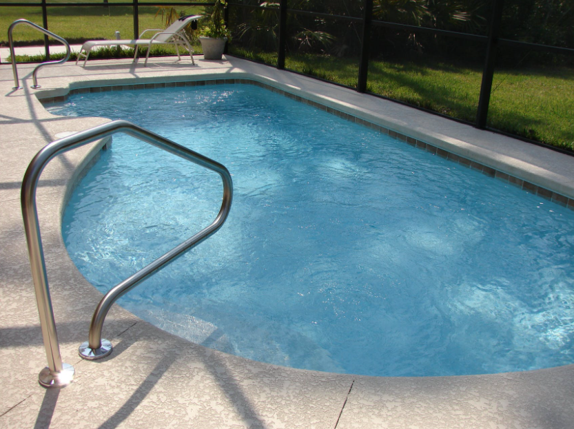 Piscina de obra con escalera y borde de piedra